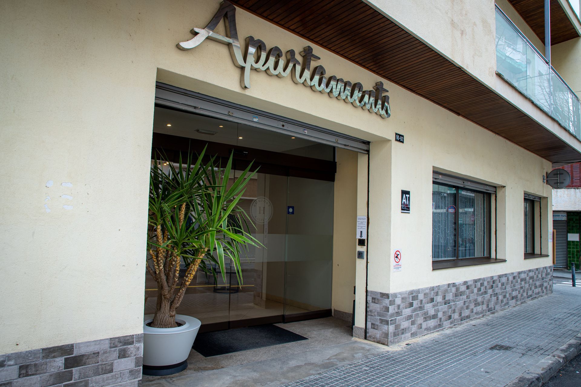 Entrada de edificio con letrero