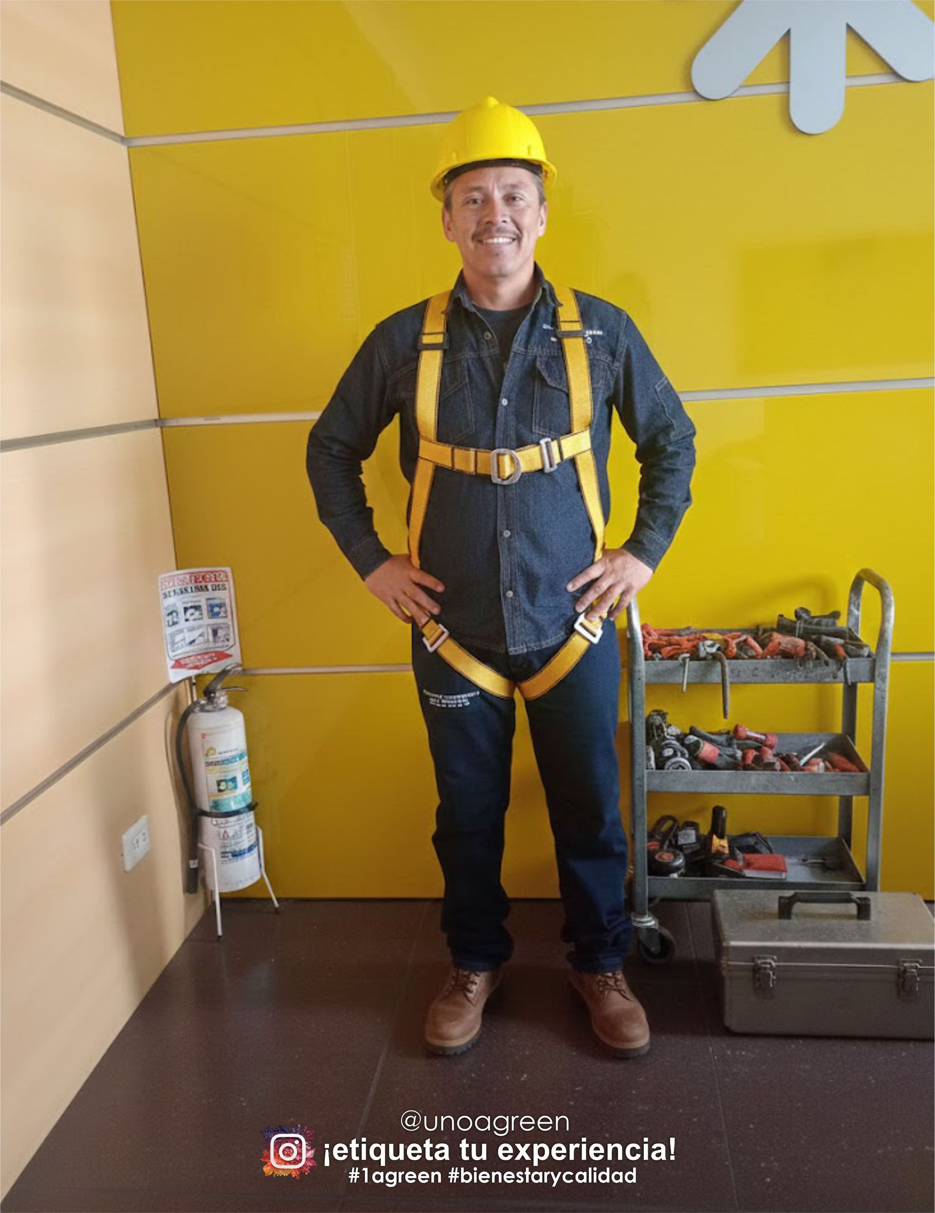 Persona operando una pulidora de pisos en un salón amplio y brillante.