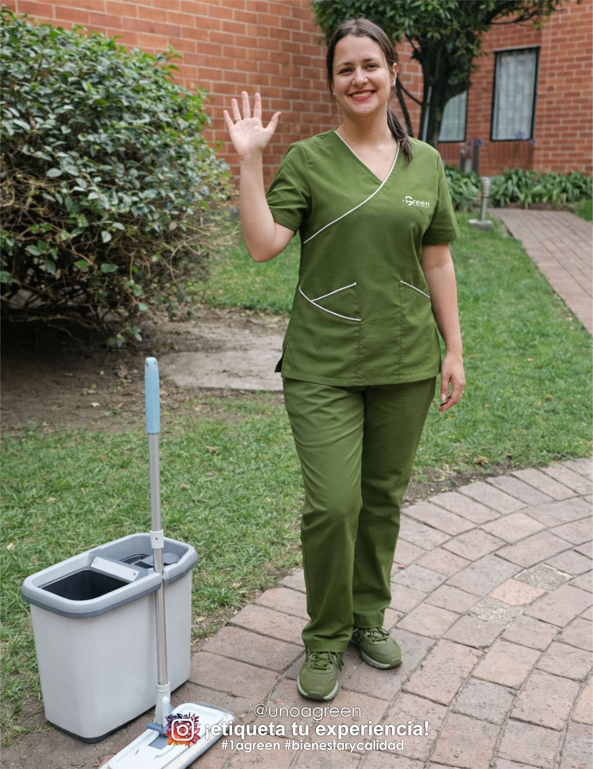 Conserje fregando el suelo de la oficina. Señal amarilla de precaución. Al fondo se ve a otra persona con un pulverizador.