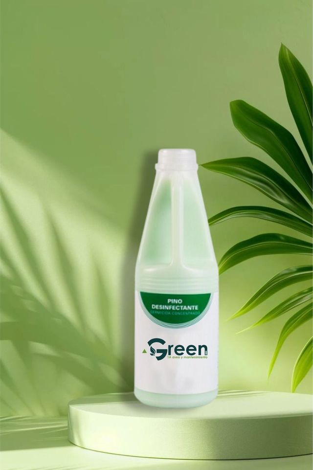 Botella de desinfectante verde sobre un pedestal verde con un fondo de hojas.