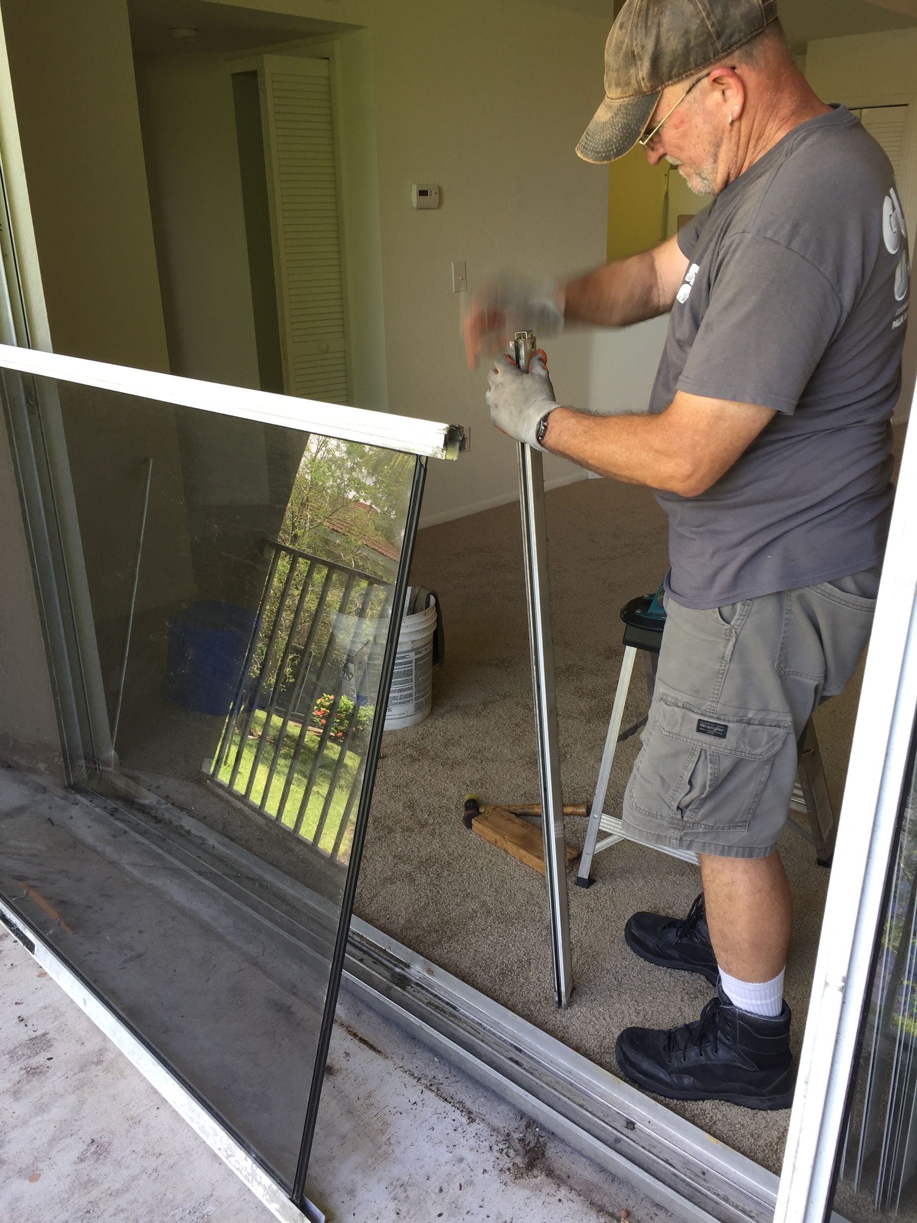 Man Working with Mirror - Oakland Park, FL - Glass USA