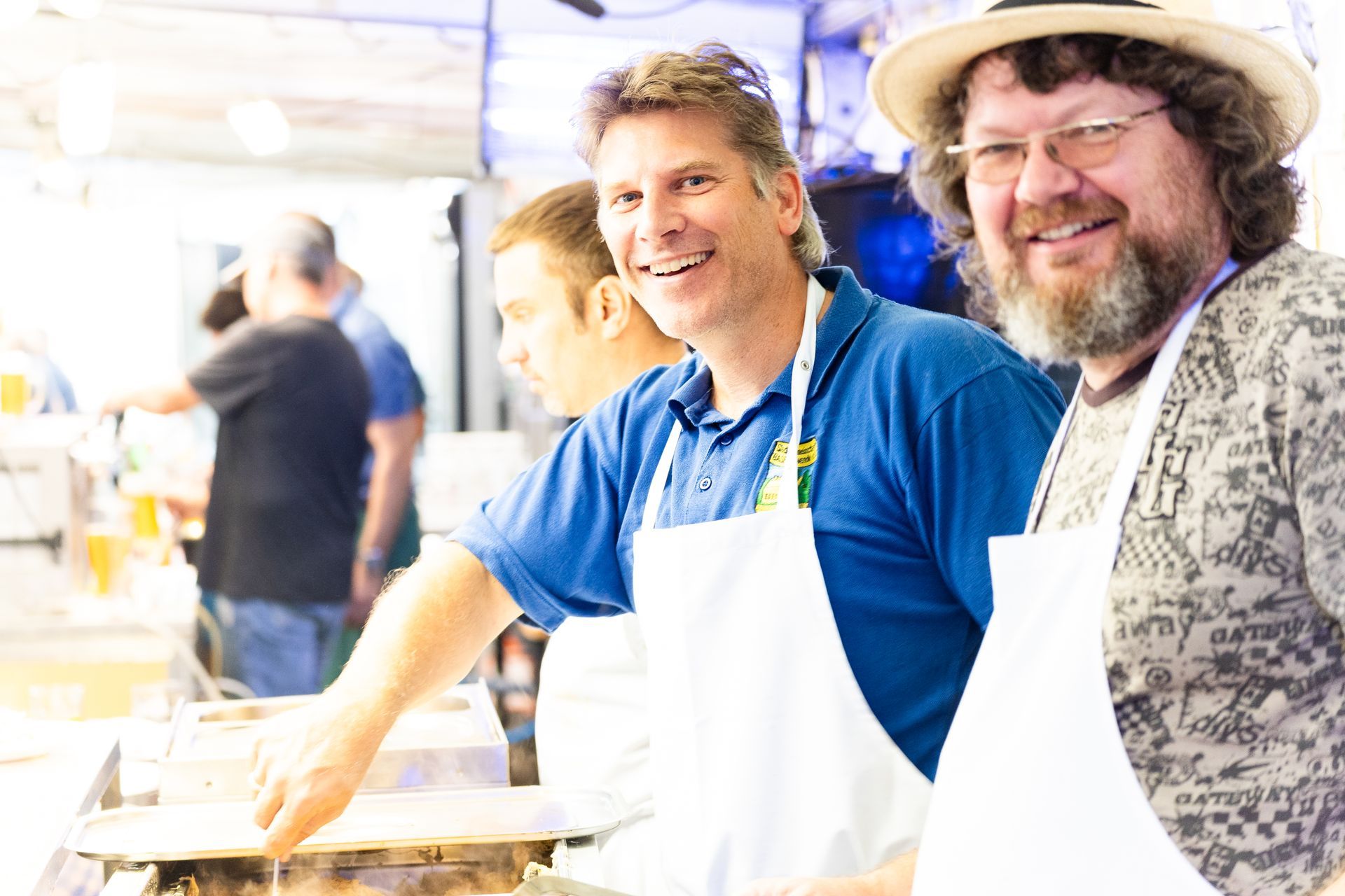 Helfer der Siedlergemeinschaft BASF Notwende stehen am Grill