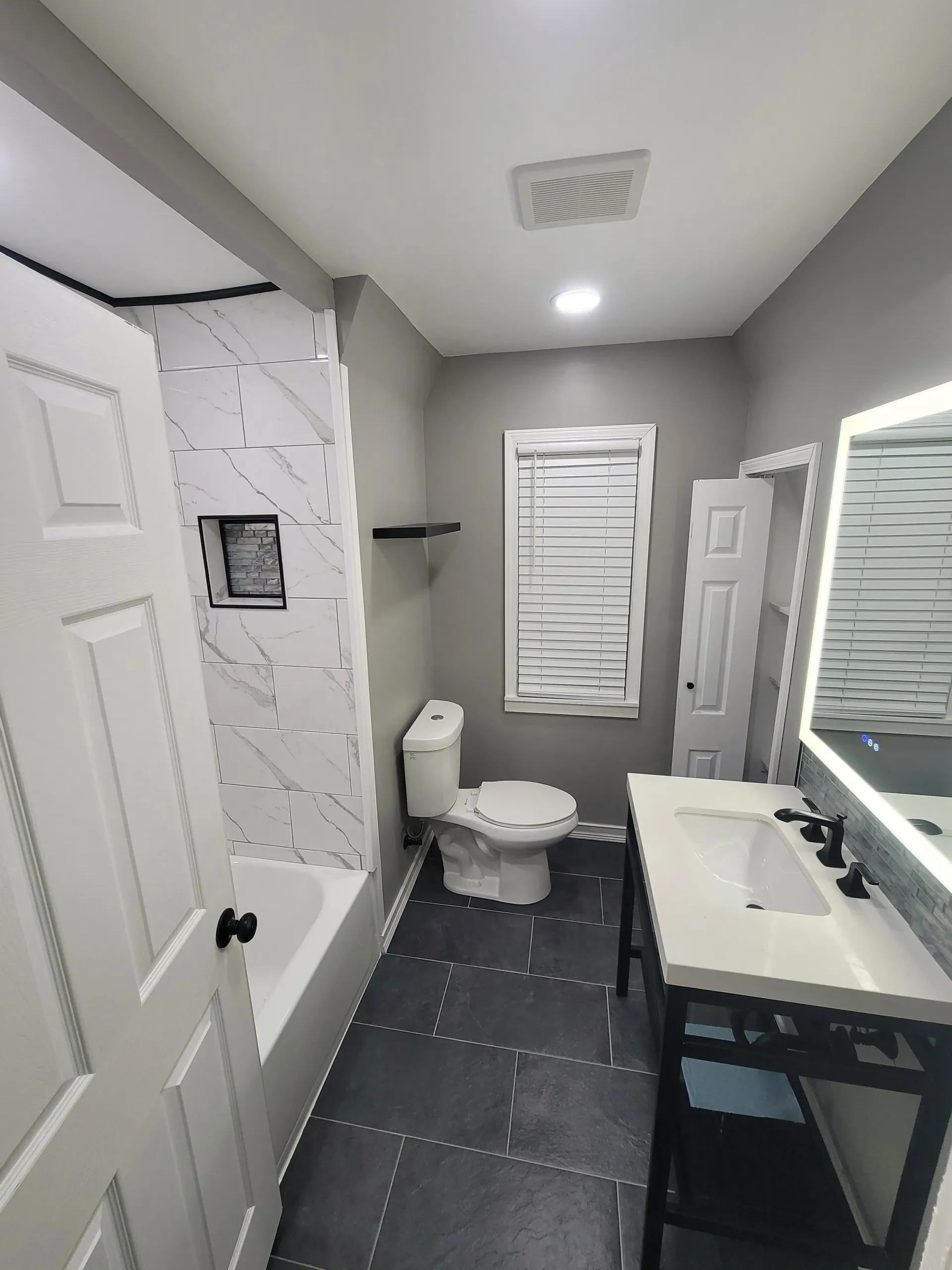 Bathroom with a white tub
