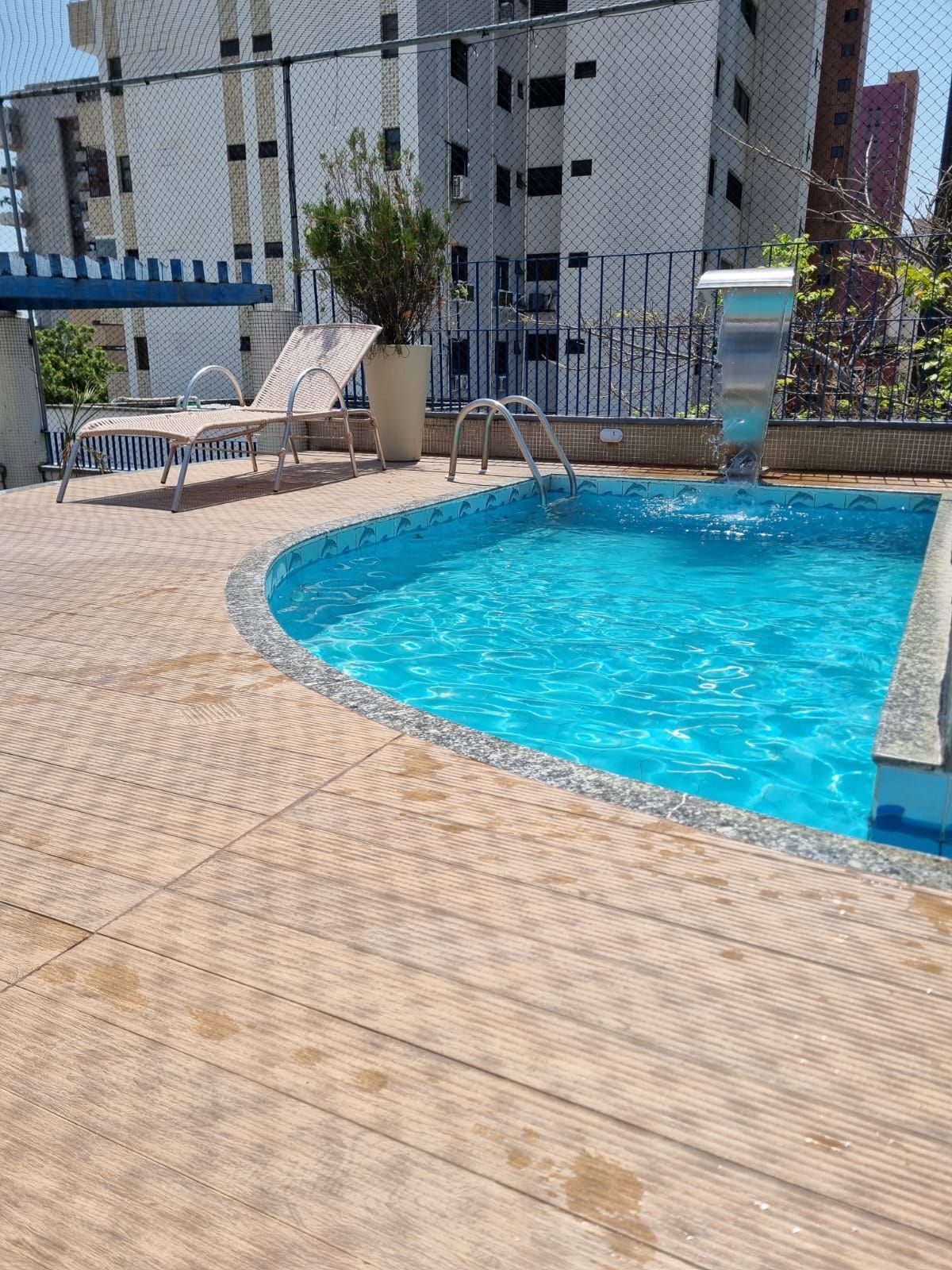 Uma grande piscina com uma cachoeira no meio Vila Azul Praia Hotel