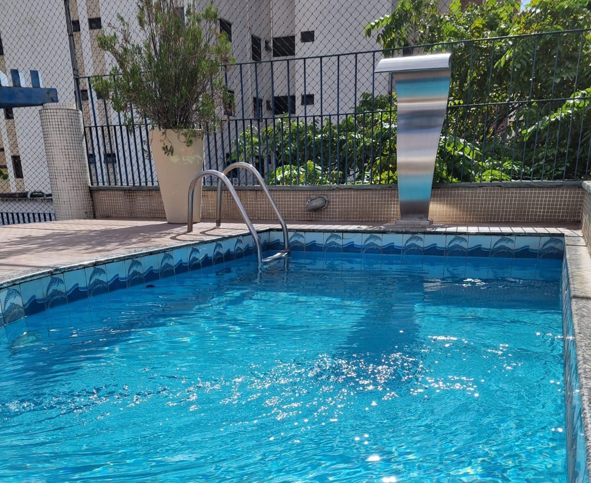 Uma grande piscina com uma cachoeira no meio Vila Azul Praia Hotel