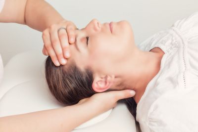 Physiotherapeutische Maßnahme zur Linderung von Migräneschmerzen.