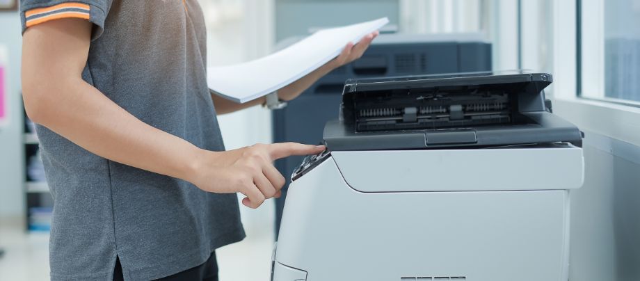 Ragazzo che fa fotocopie