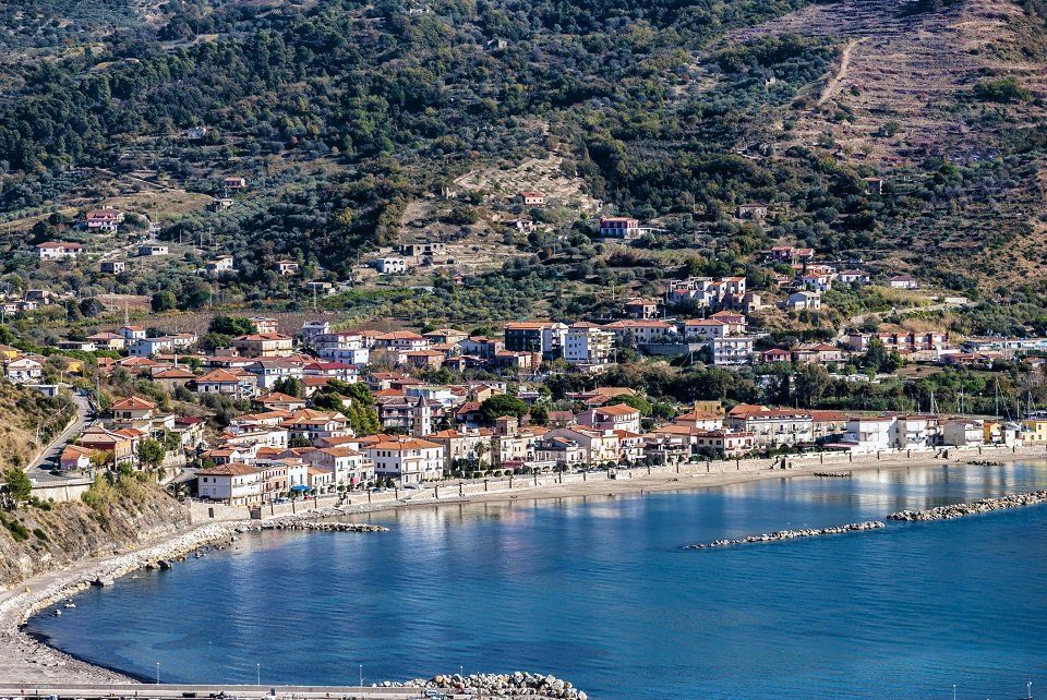 Cittadina sul mare ripresa dall'alto