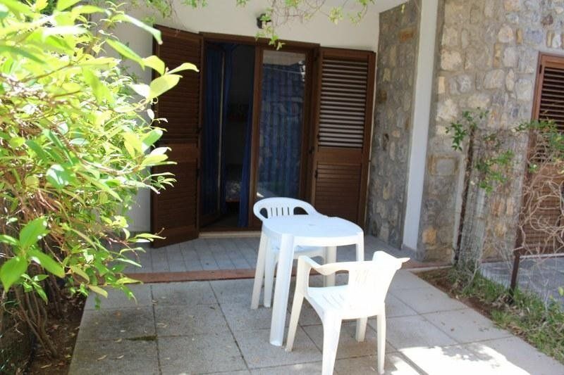 Patio arredato con tavolo e sedie