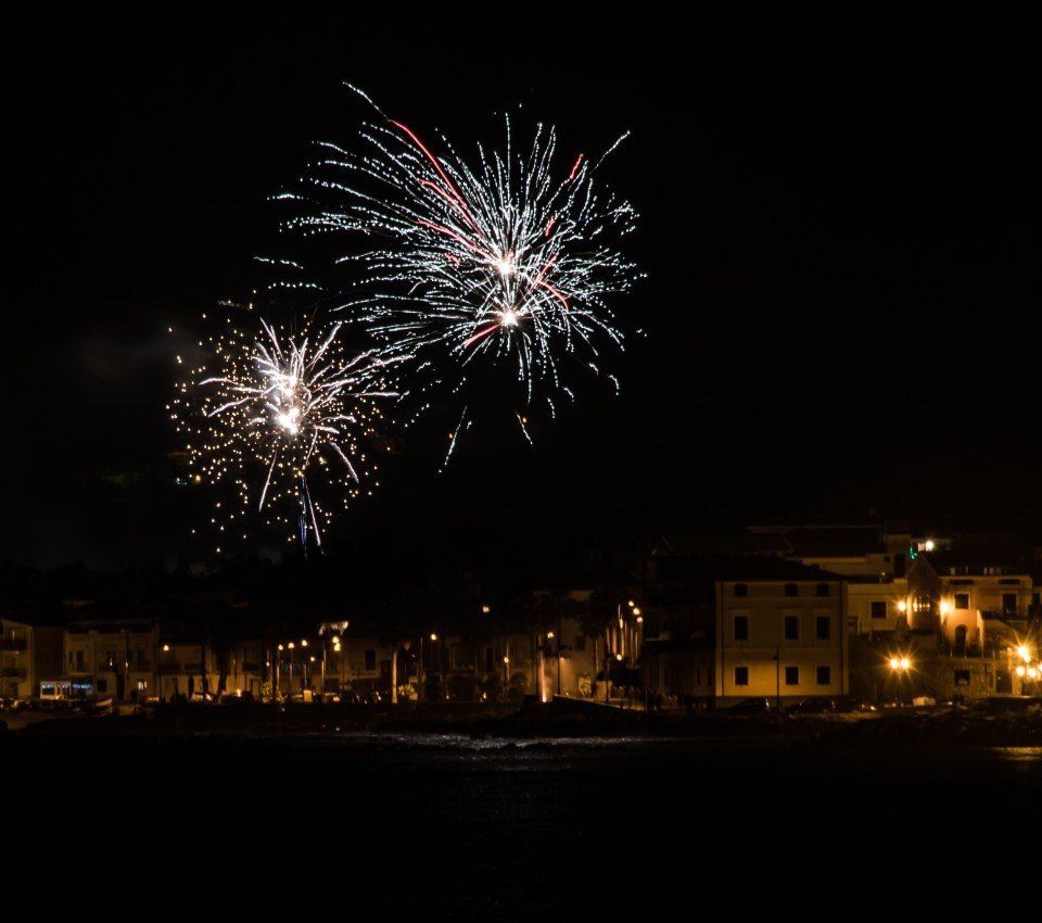 Vista notturna con fuochi d'artificio