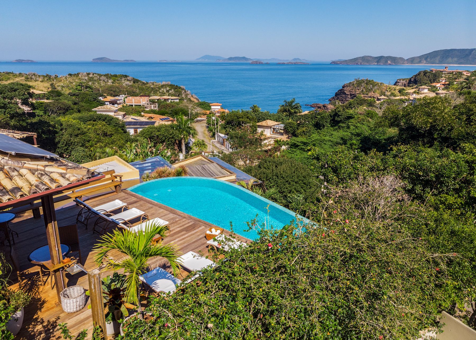 Uma vista aérea de uma piscina com vista para o oceano.