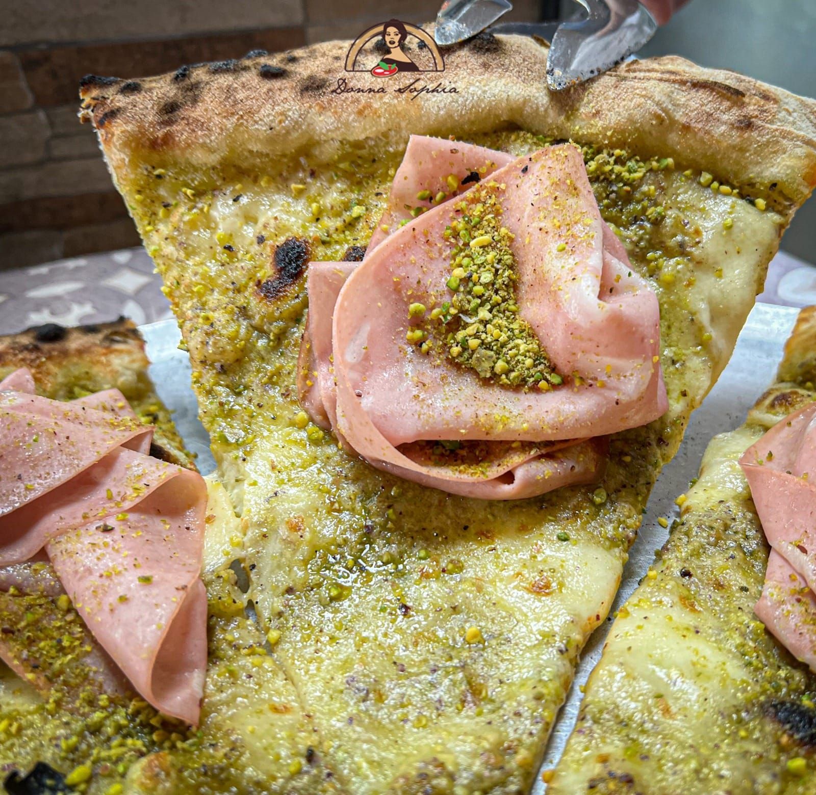 pizza alla mortadella e pistacchio