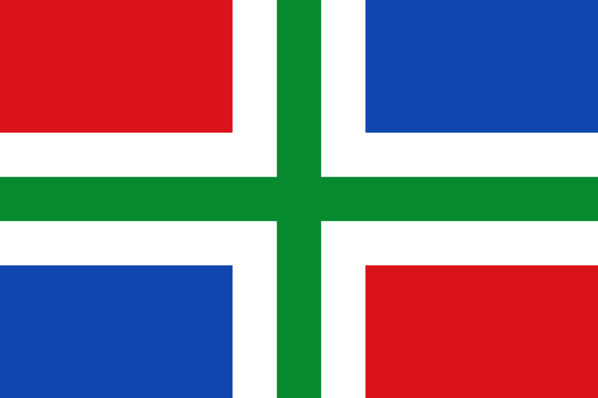 Vlag met een groen Scandinavisch kruis op een witte achtergrond, met rode en blauwe vlakken.