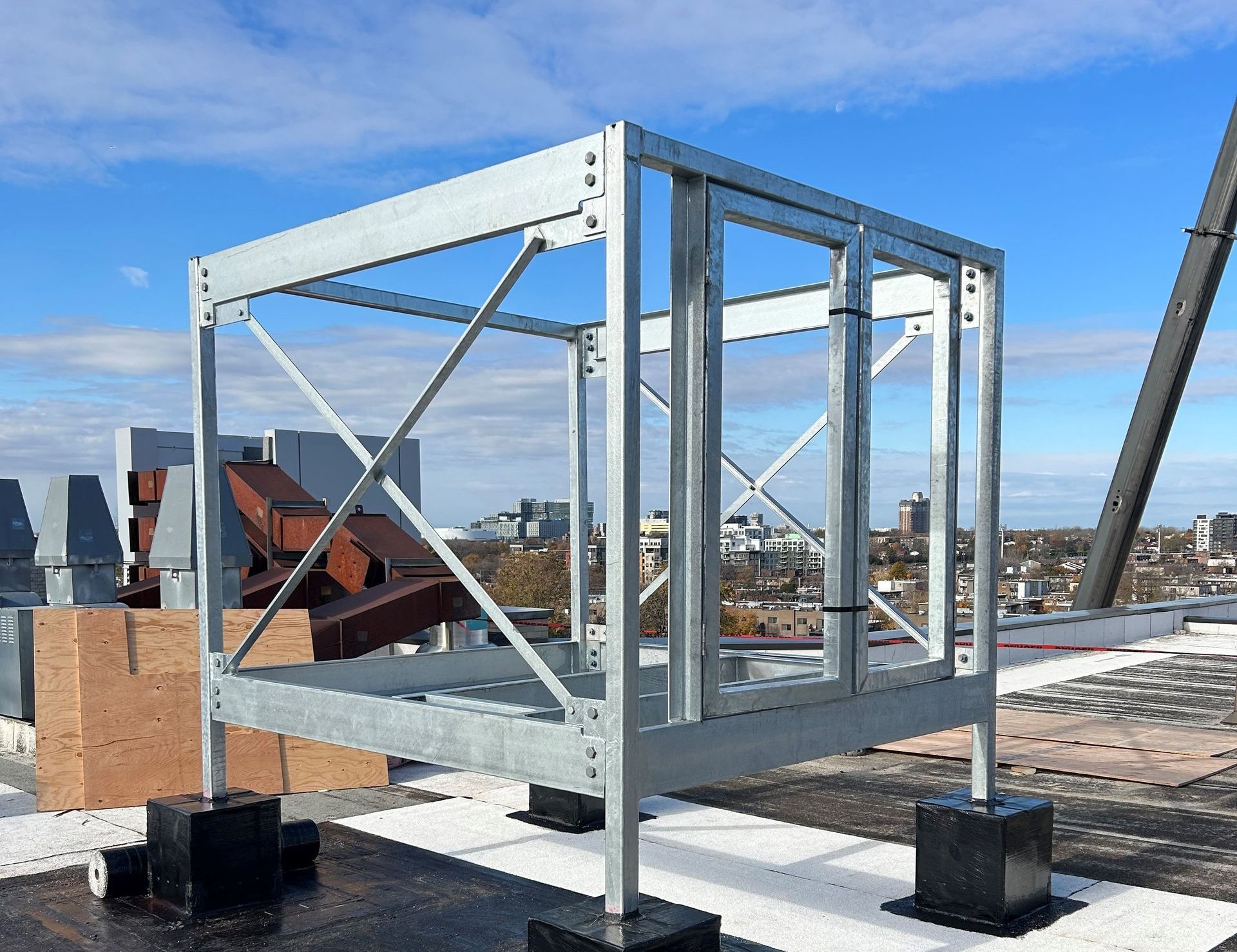 Une structure métallique est posée au sommet d’un toit.