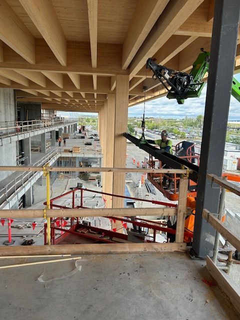 Un chantier de construction avec une grue verte en arrière-plan