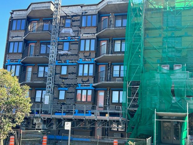 Un grand bâtiment en construction avec des échafaudages autour