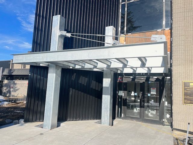 Un bâtiment en construction avec une pancarte sur le côté.