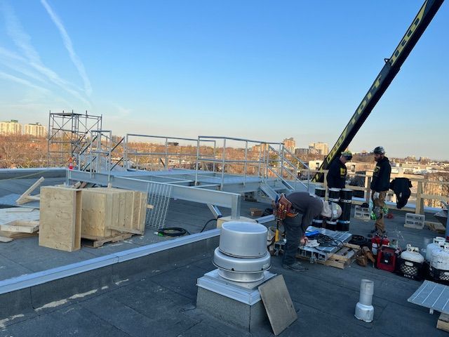 Un groupe d ouvriers du bâtiment travaille sur le toit d un immeuble.