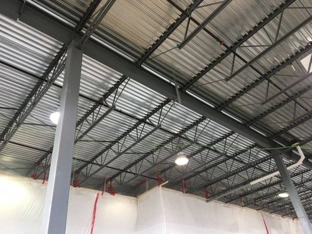 Le plafond d un bâtiment avec beaucoup de poutres métalliques