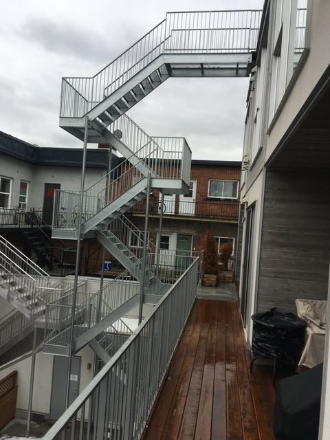 Un escalier menant au deuxième étage d un immeuble.