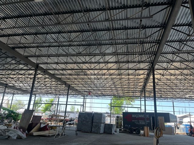 Un entrepôt vide avec un grand toit métallique