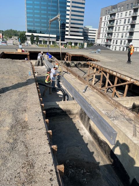 Un chantier de construction avec un grand bâtiment en arrière-plan