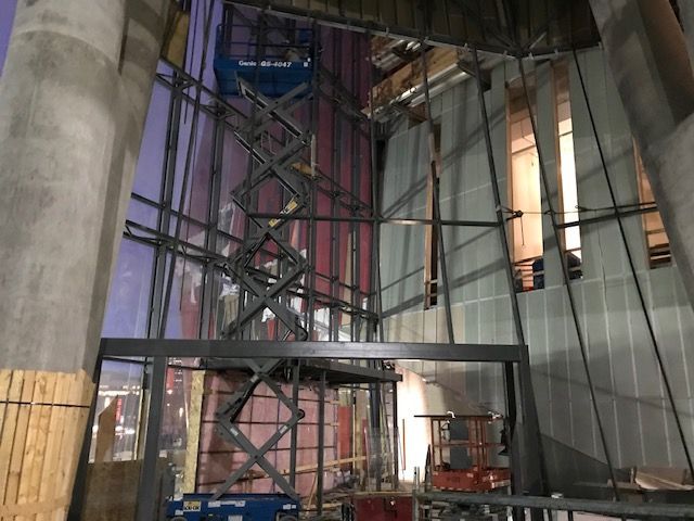 Un bâtiment en construction avec un escalier et une échelle