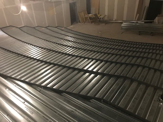 Une pièce avec beaucoup de tôles au sol