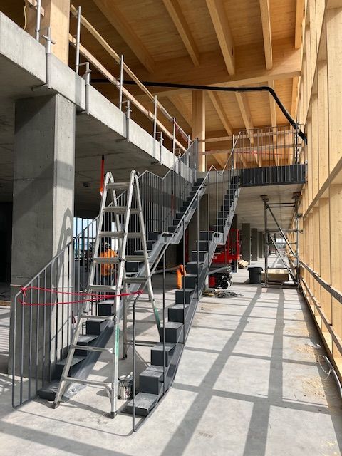 Un bâtiment en construction avec des escaliers et une échelle