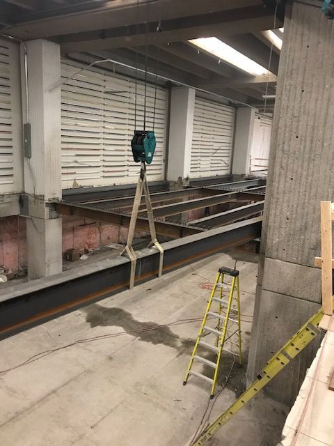 Un chantier de construction avec une échelle et une grue.