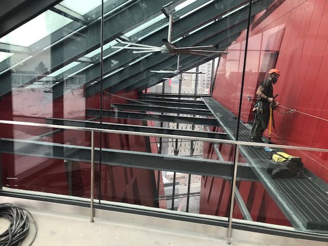 Un homme est debout sur un échafaudage dans un immeuble