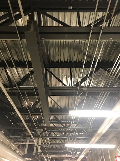 Le plafond d’un immeuble avec beaucoup de fils qui y pendent.