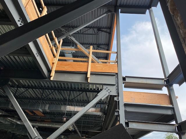 Regardant les escaliers d un immeuble en construction