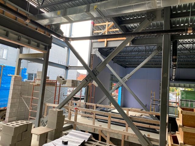 Un bâtiment en construction avec beaucoup de poutres métalliques