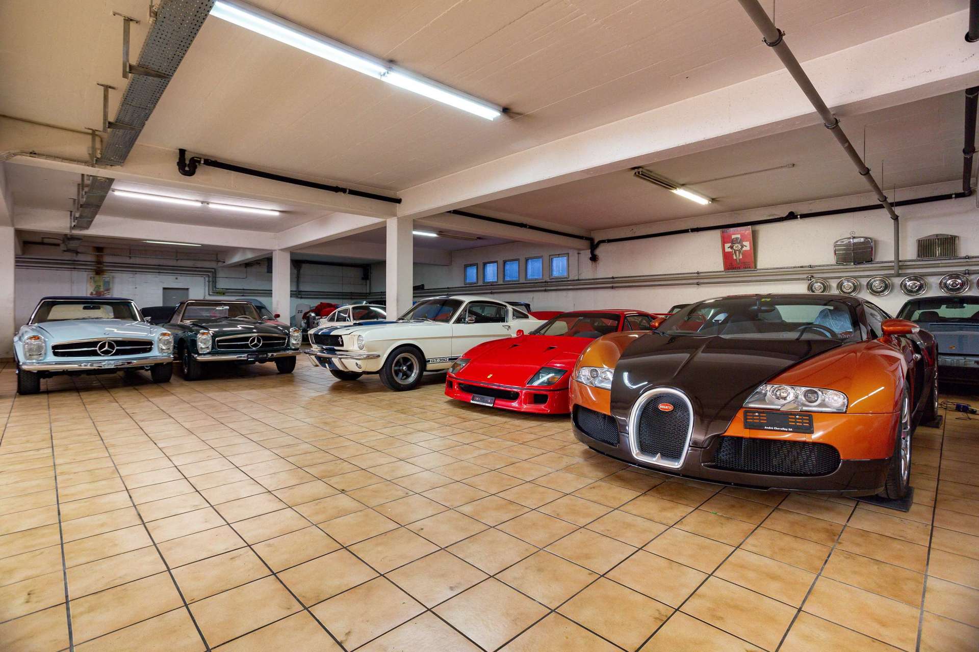 Plusieurs voitures de la marque Bugatti, Ferrari et Mercedes-Benz