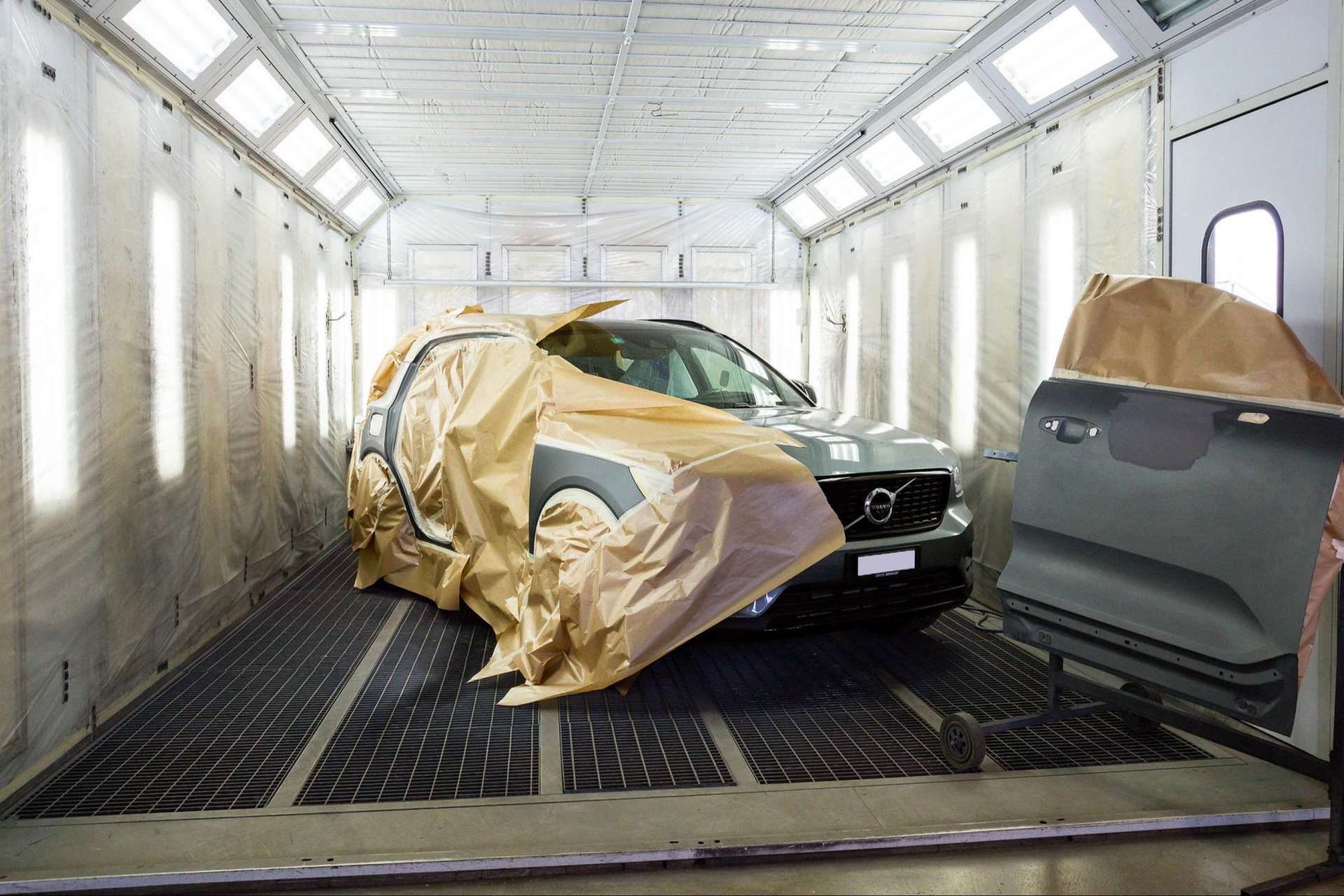 SUV Volvo dans une cabine de gyclage