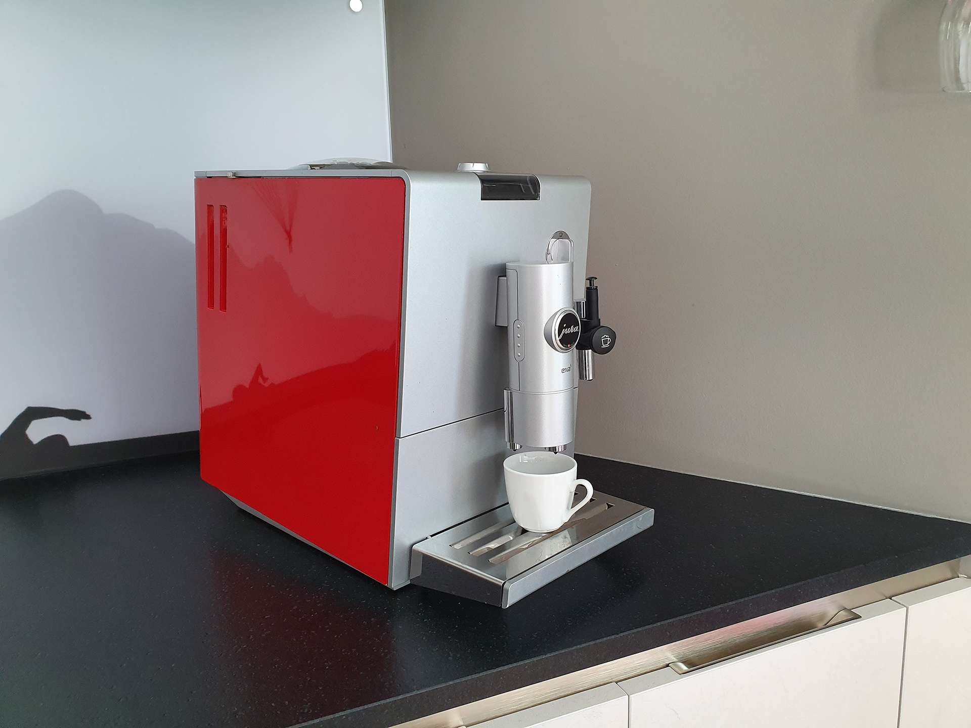 Renovierung der Kaffeemaschine in der Karosseriewerkstatt Binggeli