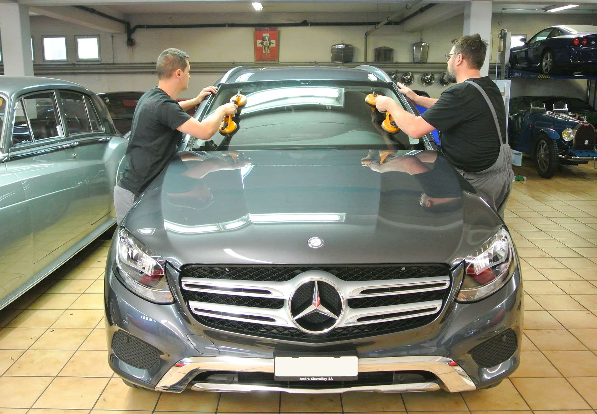 Remplacement de pare brise sur voiture Mercedes-Benz dans la carrosserie Binggeli