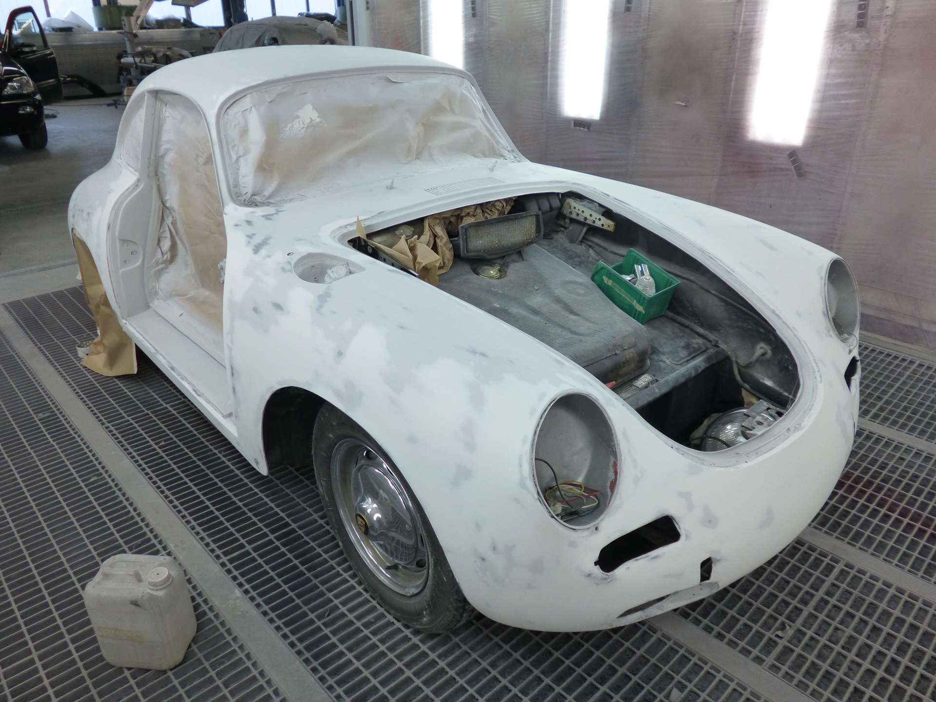 Restauration d'une ancienne voiture Porsche dans la cabine de gyclage de la carrosserie Binggeli
