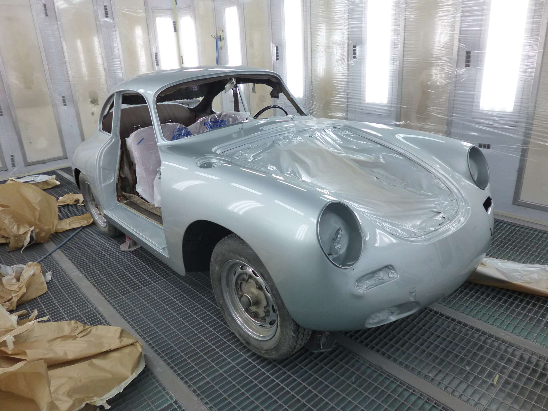 Restauration d'une ancienne voiture Porsche dans la cabine de gyclage de la carrosserie Binggeli