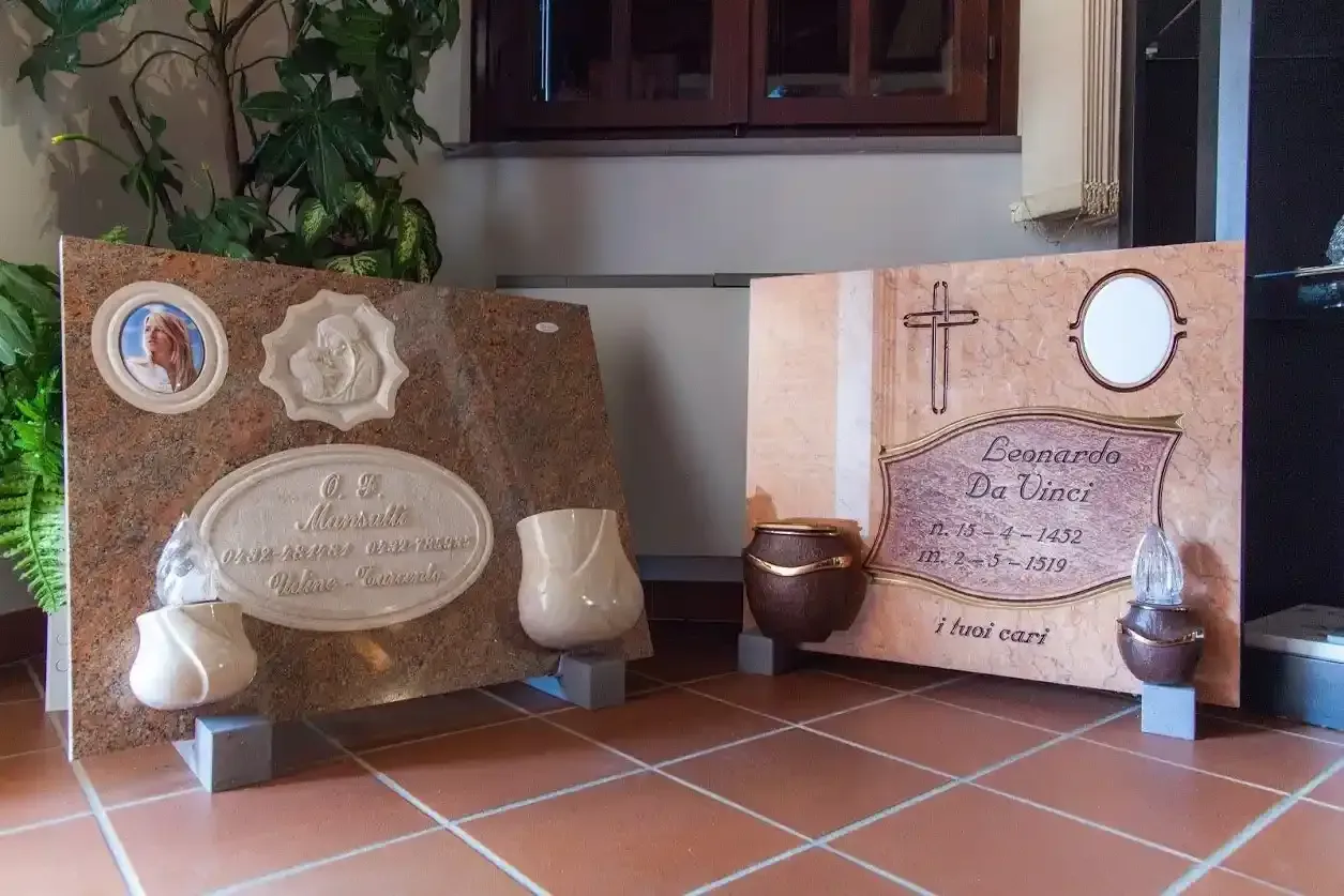 Sono esposte due targhe commemorative: una in granito rosso-marrone, l'altra color cuoio. Entrambe hanno un'area per le foto e un testo.