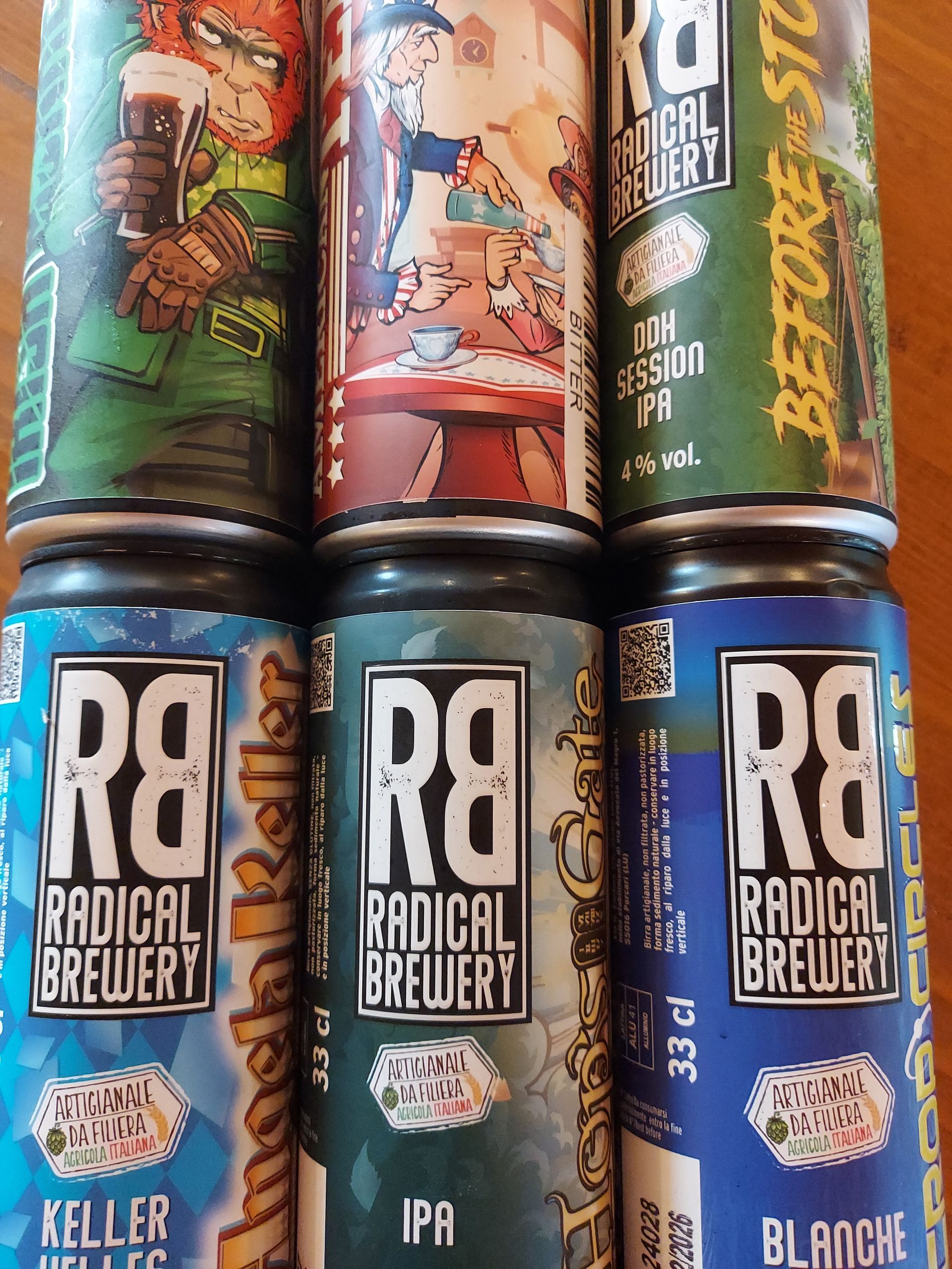 Sei lattine di birra Radical Brewery sono impilate una sopra l'altra