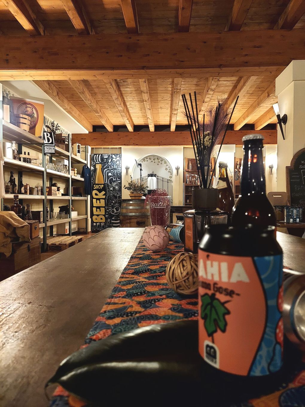 Una bottiglia di birra Aria è appoggiata su un tavolo di legno
