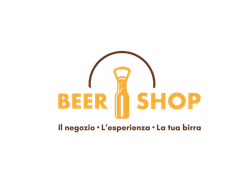 Un logo per una birreria con una bottiglia di birra e un apribottiglie.