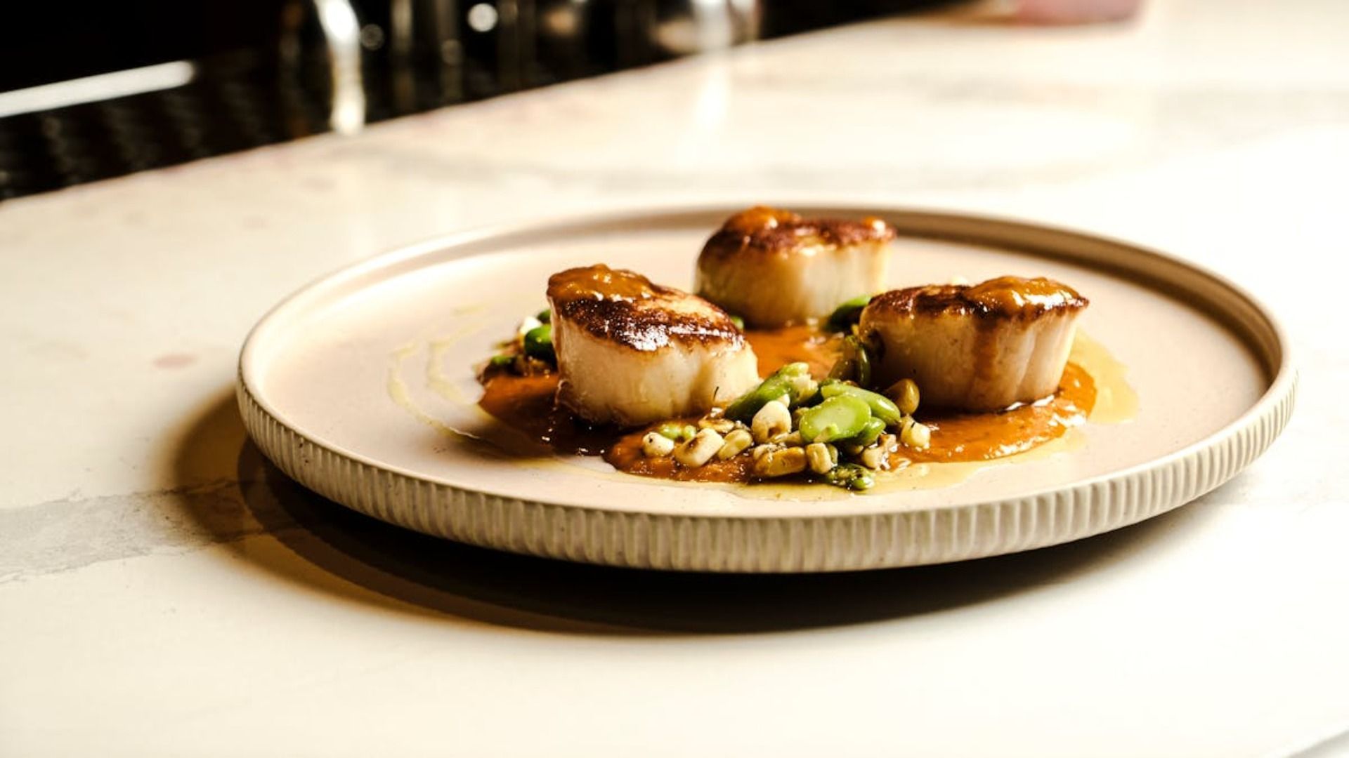 Un primer plano de un plato de comida sobre una mesa.