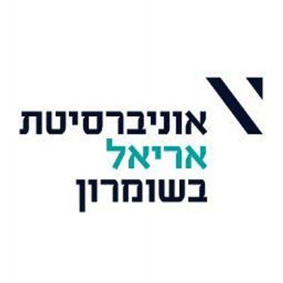 לוגו של אוניברסיטת אריאל בעברית, עם צורת V בצבע כחול כהה. הכיתוב בצבעי כחול נייבי וטורקיז.