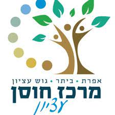 לוגו של עץ עם דמויות אנושיות כענפים, עיגולים צבעוניים ועלים. הכיתוב 