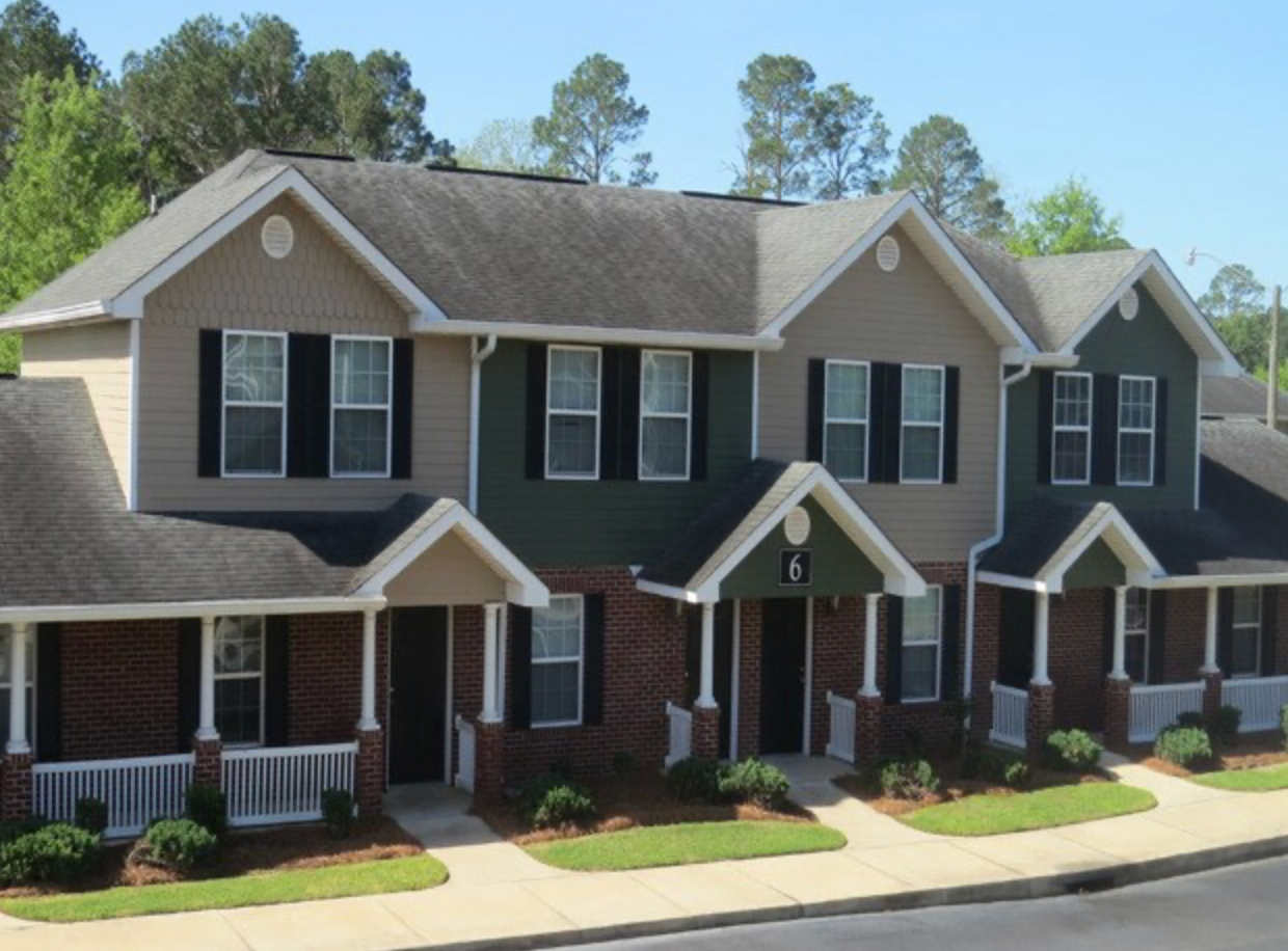 A row of houses are lined up next to each other