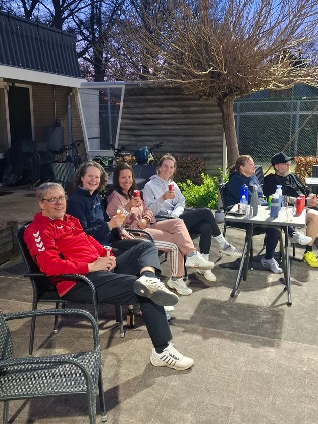 Aantal leden gezellig op het terras