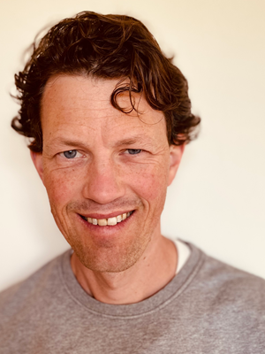 Logo voor Almense Tennis Club: Zilveren cirkel met groene en zwarte tekst 